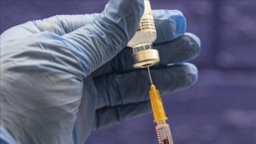 Çift doz BioNTech aşısı bulunan 18 gözyaşı ve üzerindekilere 'hatırlatma dozu' uygulaması başladı