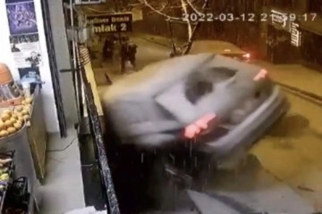 Cihangir’de karda dehşet anları kamerada: Cip vatandaşa ve motora çarpıp boşluğa uçtu