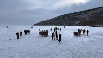 Çıldır Gölü'nün süvari kızakçıları kar yağışının peşi sıra turistleri dörtnala gezdiriyor