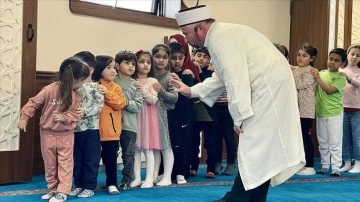 Çocuklara camiyi sevdirmeyi amaçlayan "Teravih Treni" oyunu dünyayı dolaşıyor