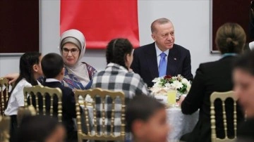 Cumhurbaşkanı Erdoğan, çocuklarla iftar vakti vakti yaptı
