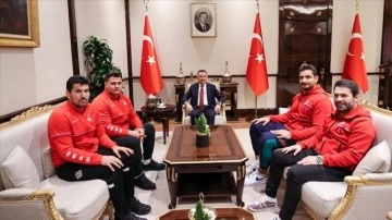Cumhurbaşkanı Yardımcısı Oktay, milli güreşçiler Kayaalp ve Akgül'ü bildirme etti