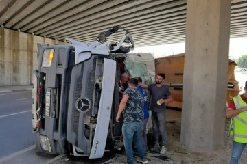 Damperi açık kalan kamyon köprüye çarpıp devrildi; sürücüsü böyle kurtarıldı