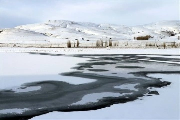 Demirözü Barajı'nın yüzeyi baştan buzla kaplandı
