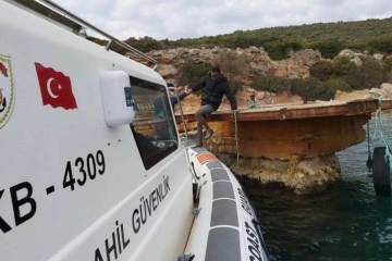 Denize atılan 3 göçmenden 2'si kurtarıldı, 1 göçmen kayıp