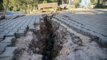 Deprem zımnında Nurdağı'nın Gökçedere Mahallesi'nde yarıklar oluştu