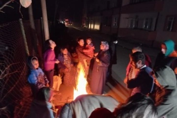 Deprem sonrasında vatandaşlar sokağa çıktı, ısınmak düşüncesince ateş yaktı