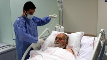 Diyabet, KOAH ve alzaymır hastası Ahmet ata aşılama sebebiyle Kovid-19'u yendi
