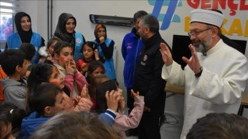 Diyanet İşleri Başkanı Erbaş, Malatya'da depremzede çocuklarla buluştu