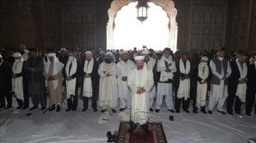 Diyanet İşleri Başkanı Erbaş, Pakistan'da zamanı camide cuma namazı namazını kıldırdı