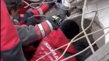 Diyarbakır'da jandarma ekipleri bir tanesi bebek 3 kişiyi enkaz altından kurtardı