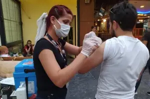 Diyarbakır’da kafe çalışanları ve müşteriler aşı oldu
