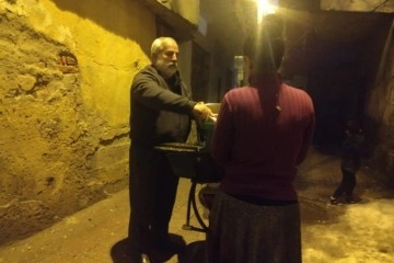 Diyarbakır’ın Dermanbabası’sı kapı kapı dolaşıp sıcak yemek dağıtıyor