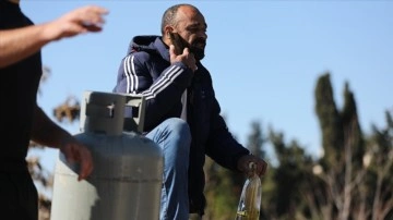 Doğu Kudüs'te evinden güçlükle çıkarılmak maksut Filistinli tulum gazlarla çatıya çıktı