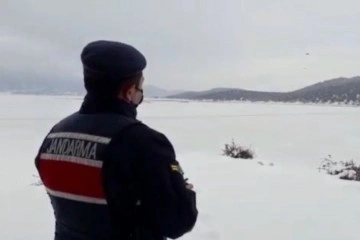 Donan Beyşehir Gölü'ndeki adada mahsur kalan besicilere jandarmadan droneli yardım
