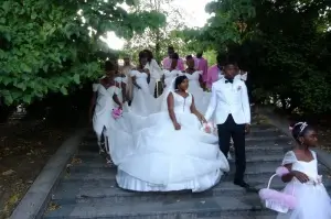 Düğün fotoğraflarını Taksim'de çektiren Kongolu çift vatandaşların ilgi odağı oldu
