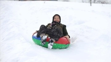 Düzce'nin Çınardüzü köyünde 7'den 70'e hacısı hocası karda kaymanın tadını çıkarıyor