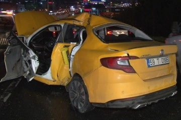 E-5’te ticari taksi aydınlatma direğine çarptı: 2 yaralı