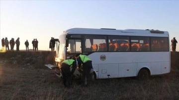Edirne'de memurları haiz servis minibüsünün lastiği patladı, 8 ad yaralandı