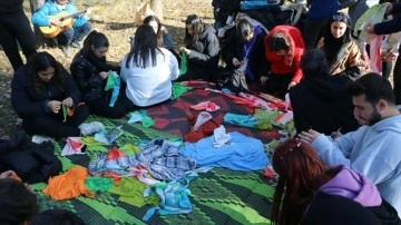 Edirne'de öğrenciler iyesiz hayvanlar düşüncesince atık kumaşlardan battaniye yaptı