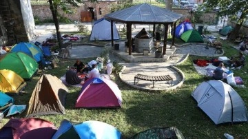 Edirne'de otellerde arazi bulamayan güreşseverler çadırlarda kaldı