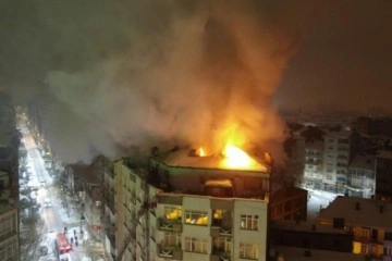 Elazığ’da 6 katlı binada korkutan yangın, ekiplerin müdahalesi sürüyor