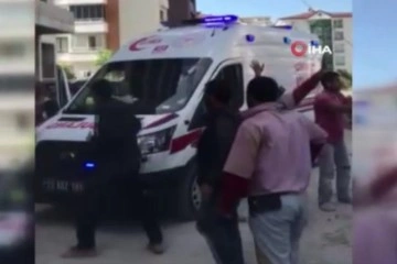 Elazığ’da inşattan düşen işçi hayatını kaybetti, çalışanlar sağlık ekiplerine saldırdı