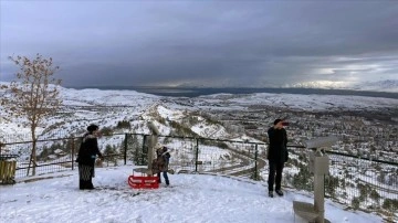 Elazığ'da kar manzarası gelmek arzu edenler soluğu zamanı mahallede alıyor