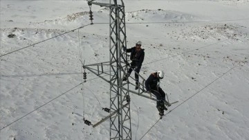 Elektrik arıza ekipleri kışın kırsalda akıcı erke düşüncesince derin mesaide