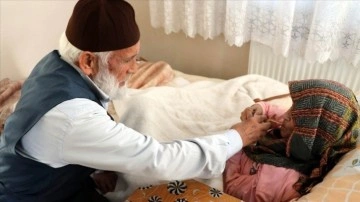 Emekli imam nüzullü eşine yârenlik ve özenle bakıyor