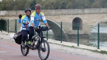 Emekli öğretmen çift yaşamlarına düet bisikletle afiyet ve sevinç katıyor