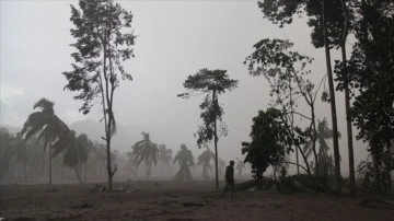 Endonezya'da Semeru Yanardağı'nın baştan patlaması hakkında aramalar durduruldu