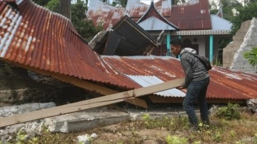 Endonezya’daki 6,2 büyüklüğündeki depremde geberik sayısı 8'e, yanık sayısı 86'ya yükseldi