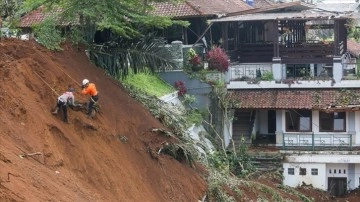 Endonezya'daki depremde yaşamını kaybedenlerin sayısı 310'a yükseldi