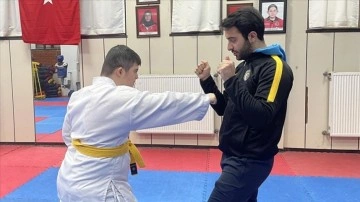 Engelleri karateyle aşan down sendromlu sportmen ulusal ekibi hedefliyor