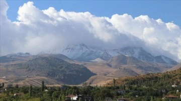 Erciyes Dağı'na mevsimin önceki eş yağdı