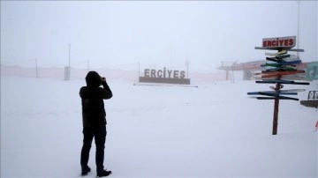 Erciyes Kayak Merkezi ile Sivas'ın erdemli kesimlerine kar yağdı