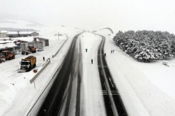 Erzincan’ın yüksek rakımlı geçit noktalarında kar, tipi etkili oldu