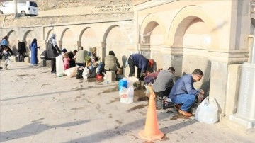 Erzincanlılar oruçlarını belediyeye ilgili çeşmelerden cari maden suyu ile açıyor