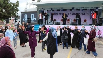 Erzurum'da anneler günlerini halaylarla neşe havasında kutladı