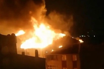 Esenler’de 5 katlı binanın çatı katı alev alev yandı