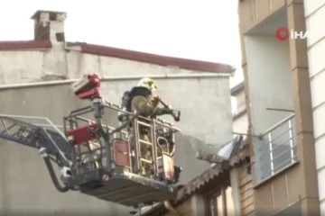 Esenyurt’ta 3 katlı binanın çatısında yangın çıktı
