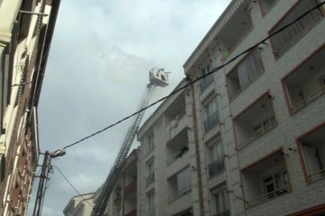Esenyurt'ta 5 katlı bir apartmanın çatısı alev alev yandı