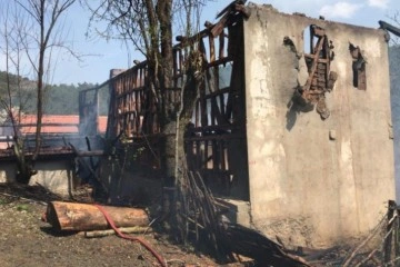 Evin önünde yakılan ateş, ev ve eklentilerini kül etti