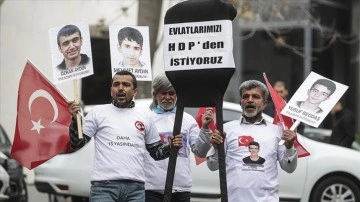 Evlat nöbeti markajcı babalar, HDP Genel Merkezi'ne siyah çelenk bıraktı