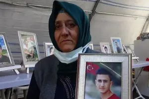 Evlat nöbetindeki gözü yaşlı anne, oğluna Türkçe ve Kürtçe 'teslim ol’ çağrısında bulundu