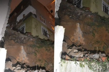Eyüpsultan’da 3 katlı binanın istinat duvarı çöktü