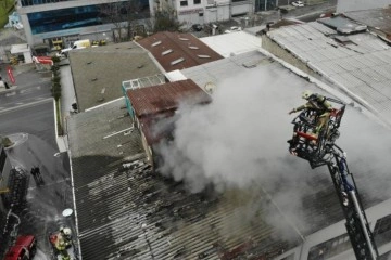 Eyüpsultan’da mobilya imalathanesinin çatısında yangın