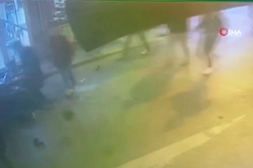 Fatih'te araç kasap dükkanına daldı: 4 yaralı