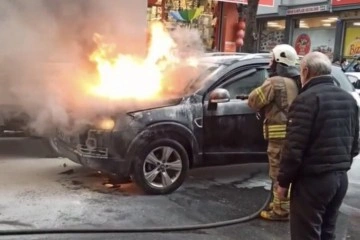 Fatih’te otomobil alev alev yandı